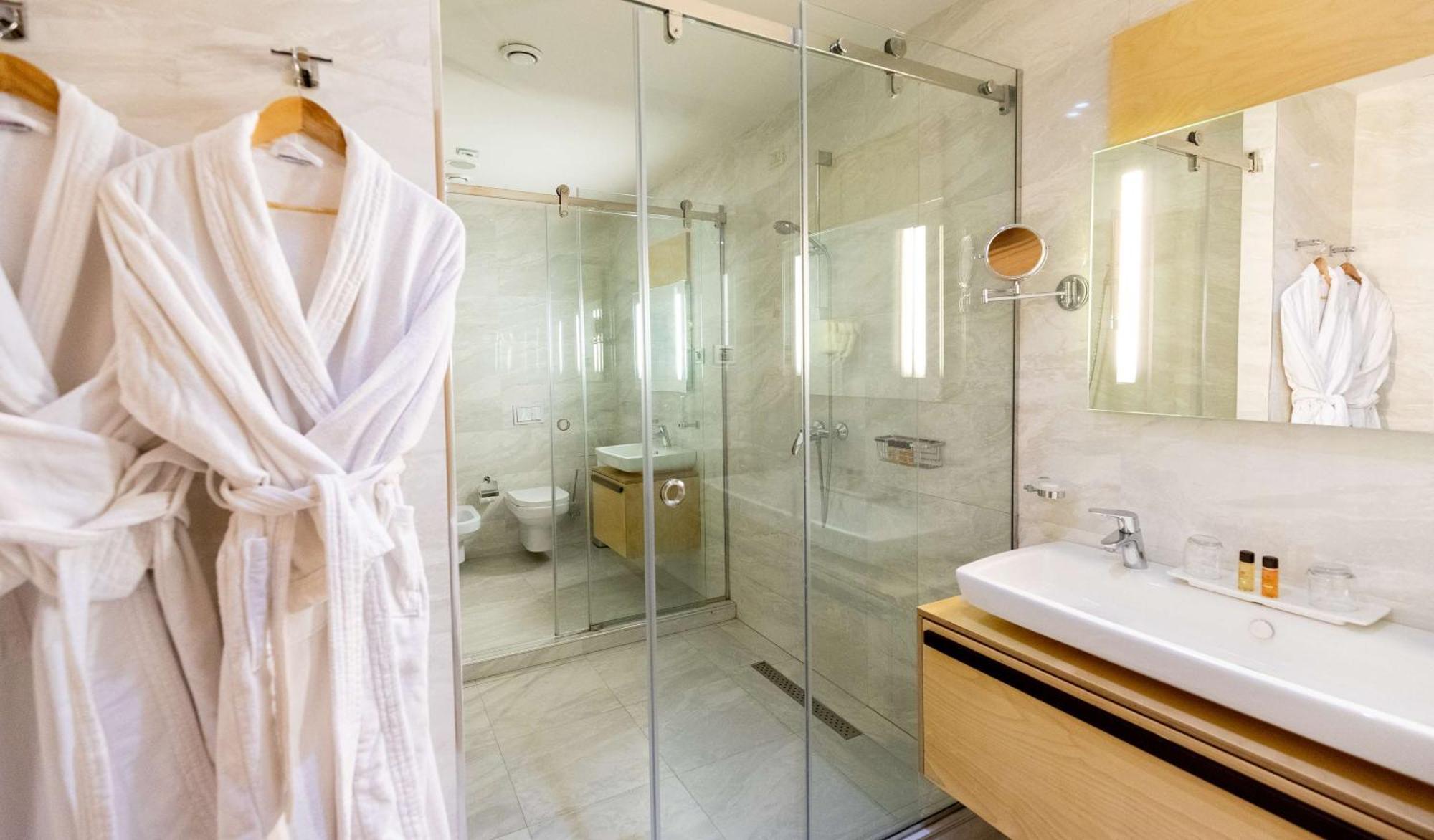 Suite Junior con cama extragrande y bañera