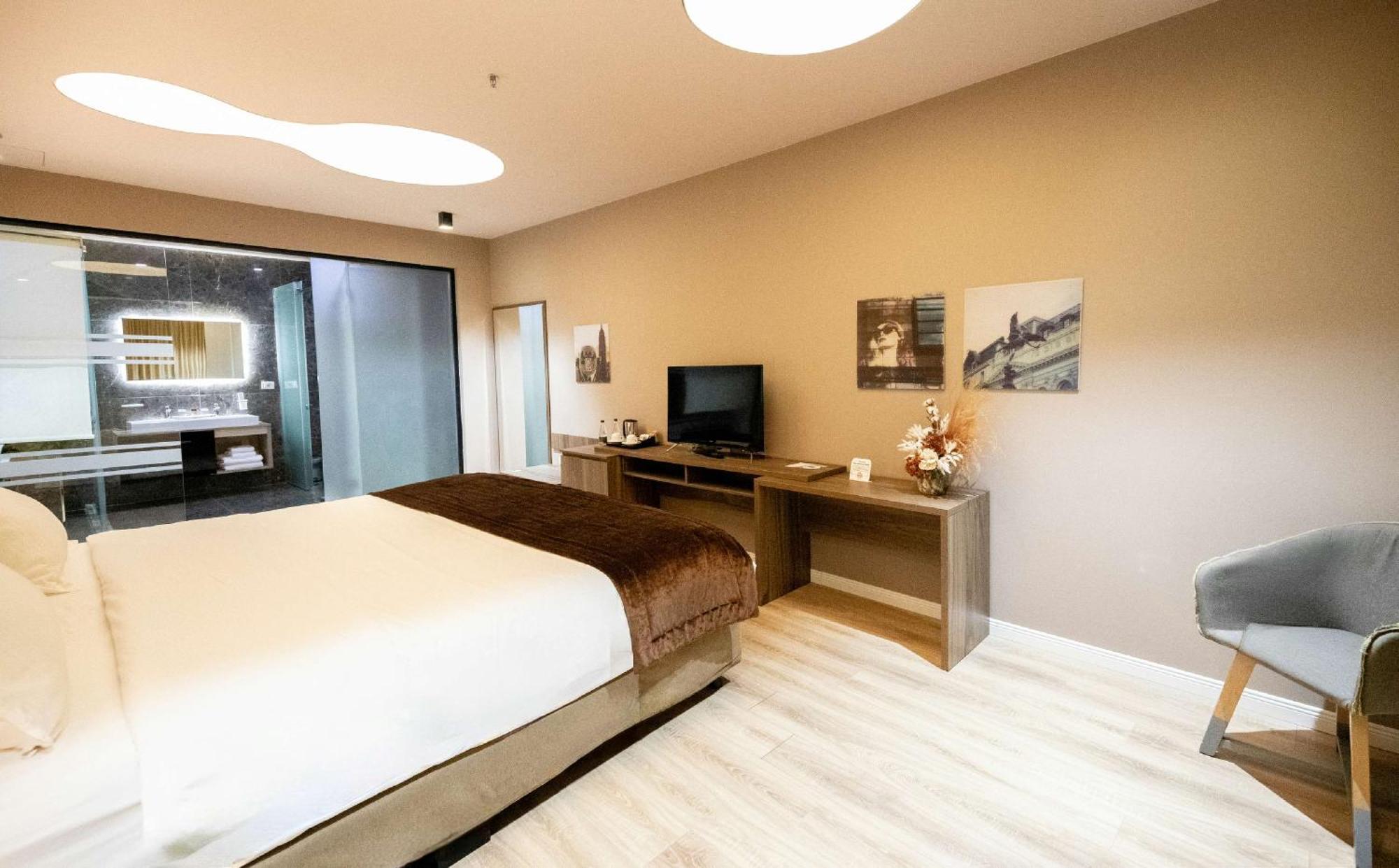 Suite Deluxe con cama extragrande y bañera de hidromasaje